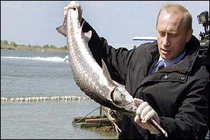 В. Путин с осетром. Фото BBC NEWS Friday, 26 April, 2002